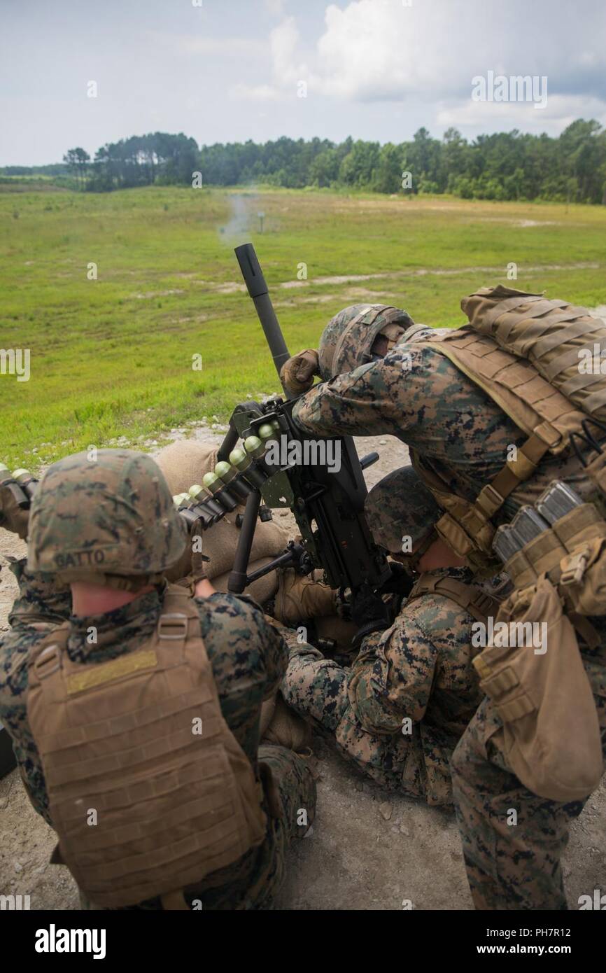 Le sergent du Corps des Marines des États-Unis. Robert W., Waterman n&l Gaming M. Ericksen et le Cpl. Matthieu T. Kidd avec des compétences de Combat Training School, 2e Groupe Logistique Maritime incendie, une marque 19 lance-grenades de 40 mm machine gun pendant un exercice d'entraînement à Camp Lejeune, N.C., 29 juin 2018. Les marines se sont familiarisés avec les procédures de fonctionnement du mitrailleuses grenades afin d'accroître leur capacité à former des marins et marines qui fréquentent TSB. Banque D'Images