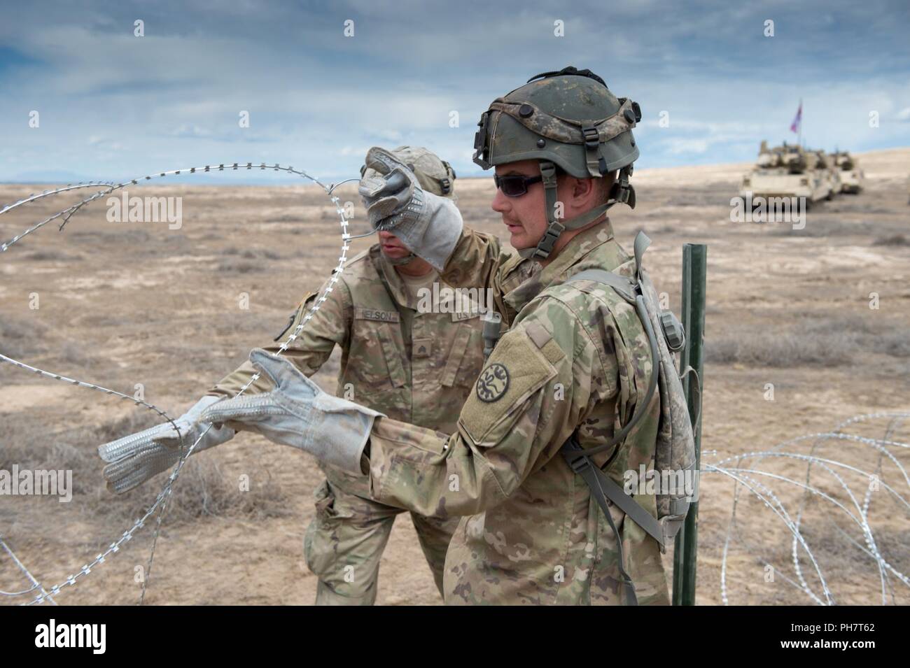 Ingénieurs les Texas Army National Guard Brigade du 116e bataillon du génie de barbelés exsuder le 15 juin 2018, Orchard Centre d'instruction au combat, au sud de Boise, Idaho. Les ingénieurs de combat avec la 116e BEB participer à une capacité de formation de combat eXportable rotation au CTEO pour son centre national de formation en juin 2019 la rotation. Plus de 3 000 soldats de l'armée d'au moins cinq membres de la Garde nationale, l'armée américaine, l'Armée et l'armée britannique de la réserve 103e Regiment Royal Artillery et des aviateurs de l'Oregon Air National Guard's 123e vol météo a participé à Banque D'Images