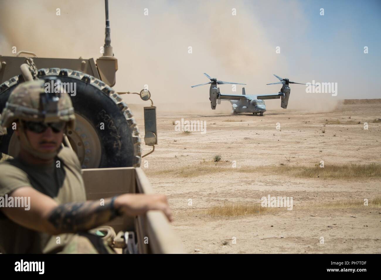 Un Corps des Marines MV-22 atterrit à un endroit éloigné près de la frontière iraqo-syrienne, pour ravitailler les Marines américains et les soldats du 3e régiment de cavalerie, le 23 juin 2018. Les forces de sécurité irakiennes et les partenaires de la Coalition a fourni l'appui feu pour aider les forces démocratiques syriennes comme ils continuer l'opération Roundup, l'offensive militaire à accélérer la défaite d'ISIS qui reste au milieu de la vallée de l'Euphrate et la région de la frontière irako-syrienne. Banque D'Images