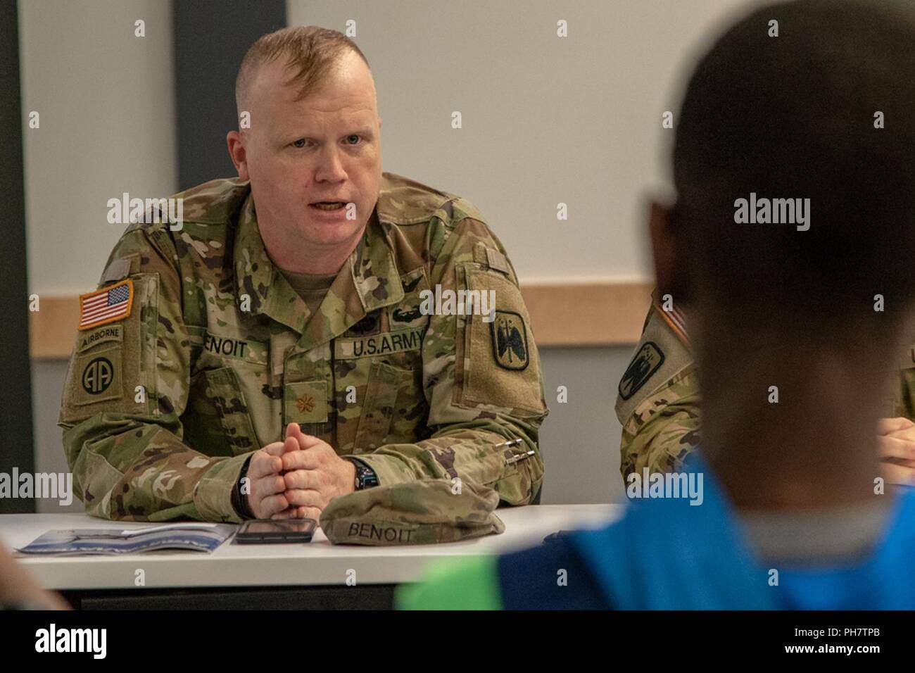 16e Brigade d'aviation de combat a accueilli les jeunes faucons Red-Tailed Flying Club at Joint Base Lewis-McChord, dans l'État de Washington, le 30 juin 2018. L'Red-Tailed Hawk Flying Club est une organisation qui rassemble les aviateurs en herbe ensemble pour apprendre et devenir un pilote d'expérience. 16e CAB fourni une présentation statique d'un hélicoptère Apache AH-64E, une ombre système aérien sans pilote et un UH-60 Black Hawk, où les enfants de l'expérience et en savoir plus sur les hélicoptères. Cet événement s'appuie la relation et le partenariat de l'armée américaine avec ses communautés environnantes. Banque D'Images