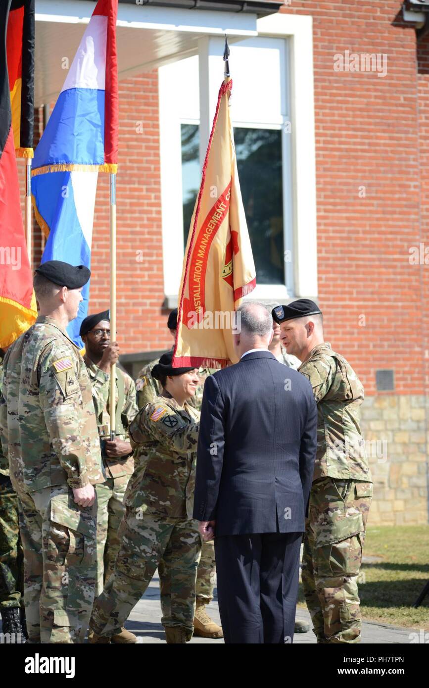 Le colonel de l'armée américaine Kurt P. Connell, commandant sortant, reçoit les couleurs de son unité lors de la garnison de l'armée américaine Benelux' Changement de commandement, Chièvres : Caserne Daumerie, Belgique, le 29 juin 2018. Banque D'Images