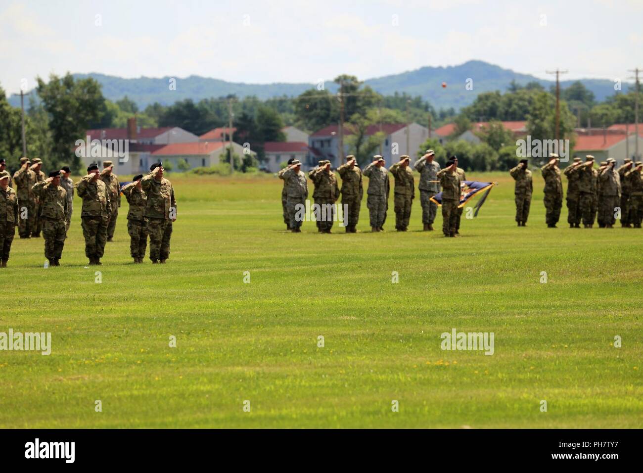 Les soldats avec des unités associées à la 86e Division de formation tenir un changement de commandement le 28 juin, 2018 pratique, à Fort McCoy, Wisconsin (Etats-Unis) La 86e est une organisation de locataires à Fort McCoy. Banque D'Images