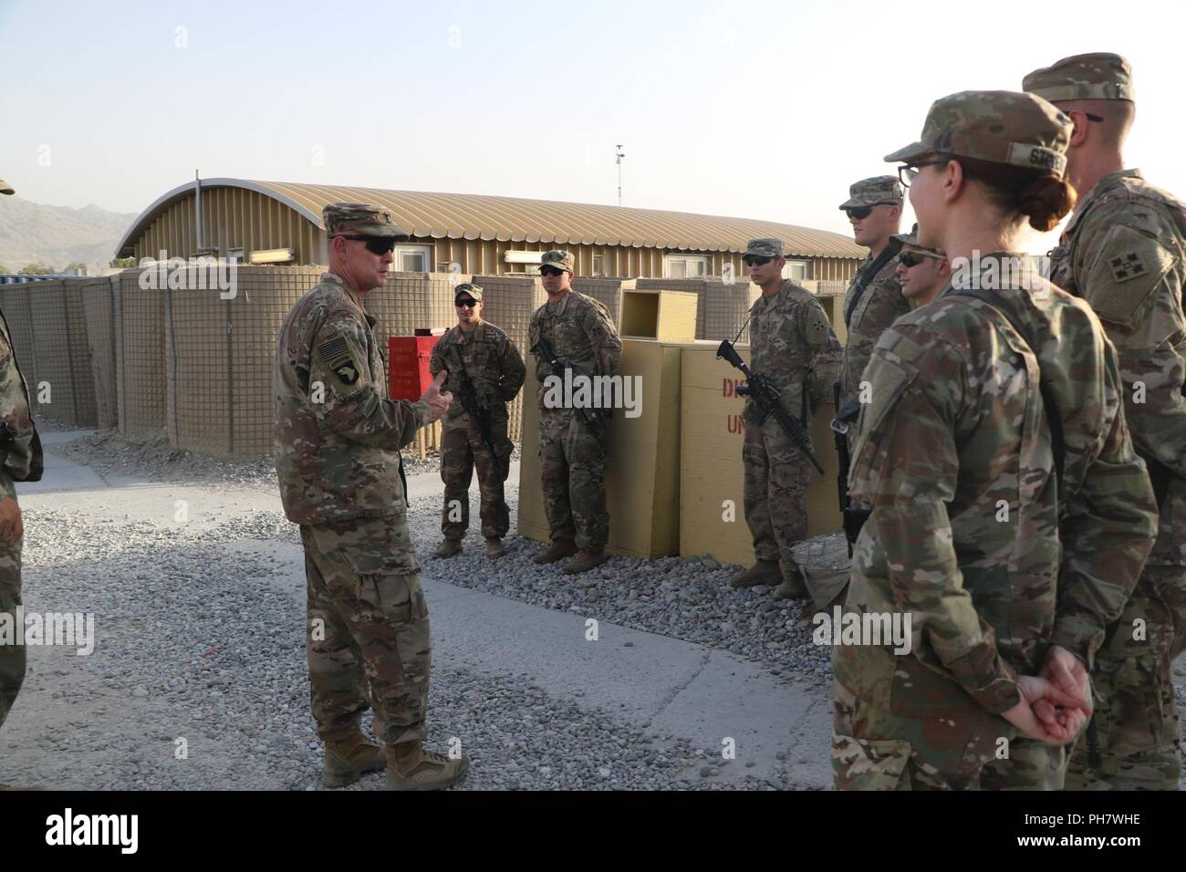 Le Sgt commande. Le major Todd W. Sims (Sous-chef d'Staff-Operations Command Sgt. Le Major/ 101st Airborne Division - Air Assault Command Sgt. Le major tactique Gamberi visites de base 16 et 17 juin, 2018 lors d'un champ de bataille la circulation. Le Sgt commande. Le major Sims engagé 1er Stryker Brigade Combat Team (Raider Brigade) dirigeants et les soldats pour la première fois après le raider Brigade de prise de responsabilité en Afghanistan. Banque D'Images