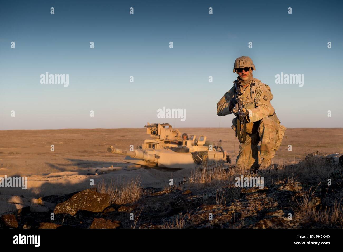 Dustin SSG Schwarz, un fantassin de la Compagnie B, 1-163, Montana Army National Guard, prépare une position défensive dans le cadre d'une défense au niveau de l'entreprise au cours d'une capacité d'entraînement au combat eXportable rotation au verger Centre d'instruction au combat, au sud de Boise, Idaho, 22 juin, 2018. Soldats de cavalerie 116e Brigade Combat Team participer à leur xCTC rotation au CTEO en préparation de son Centre national de formation en juin 2019 la rotation. Plus de 3 000 soldats de l'armée d'au moins cinq membres de la Garde nationale, l'armée américaine, l'armée américaine et de la réserve de la réserve de l'armée britannique 10 Banque D'Images