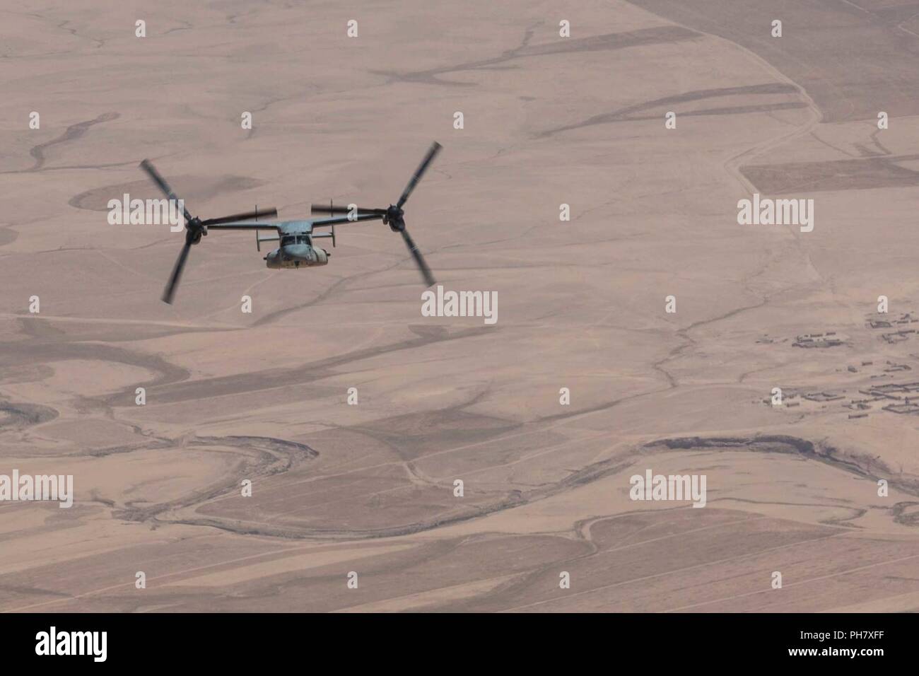 L'Iraq (15 juin 2018) un Corps des Marines MV-22B Balbuzard pêcheur vole au-dessus de l'Iraq au cours d'une mission de ravitaillement à l'appui de la Force opérationnelle interarmées - Fonctionnement résoudre inhérents (GFIM-OIR), le 15 juin 2018. Les GFIM-OIR est le bras militaire de la Coalition mondiale pour vaincre ISIS dans des zones désignées de l'Iraq et la Syrie. Banque D'Images