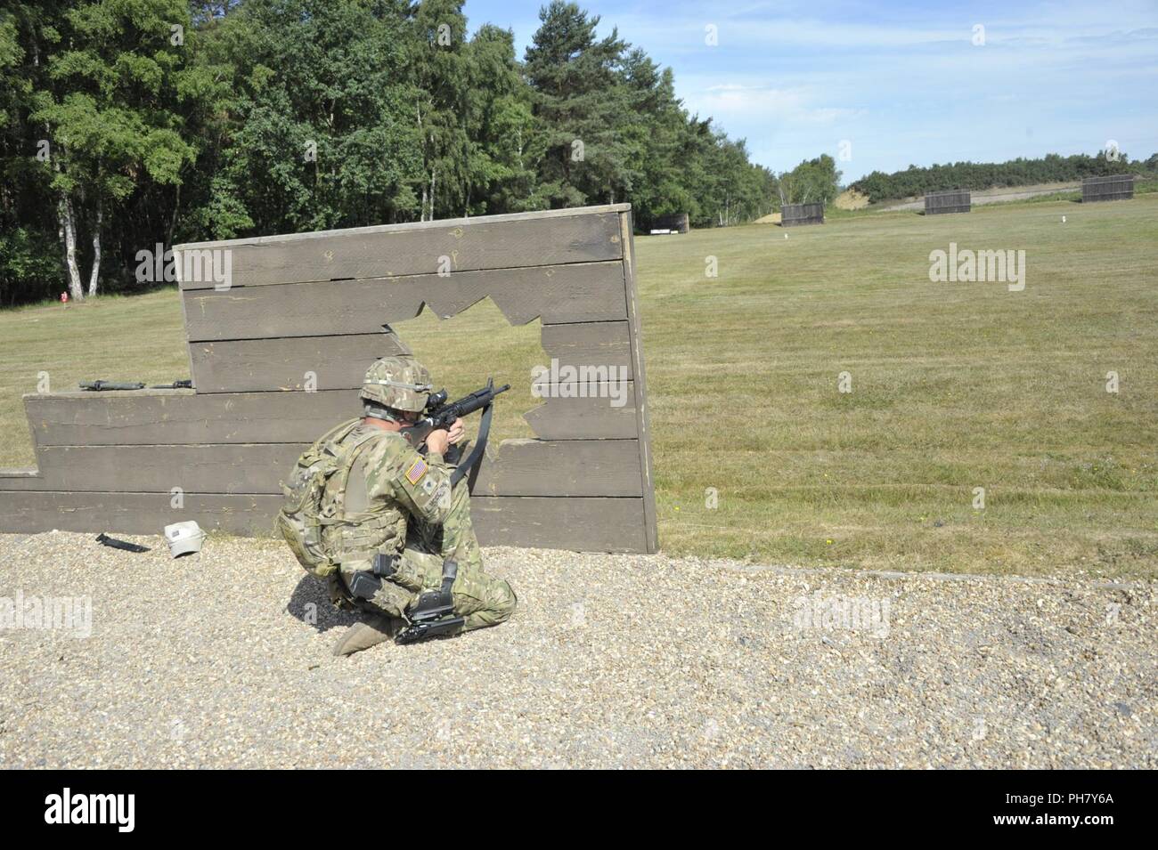 La CPS. Jeremy McCombs, tous les membres de l'Équipe de Combat International de la garde de la Garde nationale du Colorado, se met à couvert derrière une 'fortification hâtive' position de tir et s'engage rapidement des cibles en mouvement 100 mètres plus bas au cours de la gamme 2018 Concours de tir opérationnel de défense britannique qui s'est tenue conjointement à Bisley Camp et le Centre de formation de la réserve de l'Armée de Pirbright, en Angleterre au cours du mois de juin 12-26, 2018. Banque D'Images