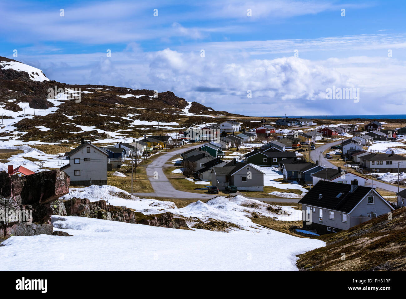 Vue sur le petit village norvégien sur le bord de la mer au printemps Banque D'Images