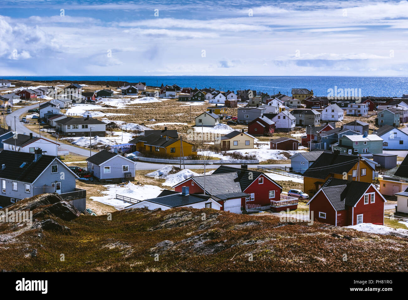 Vue sur le petit village norvégien sur le bord de la mer au printemps Banque D'Images