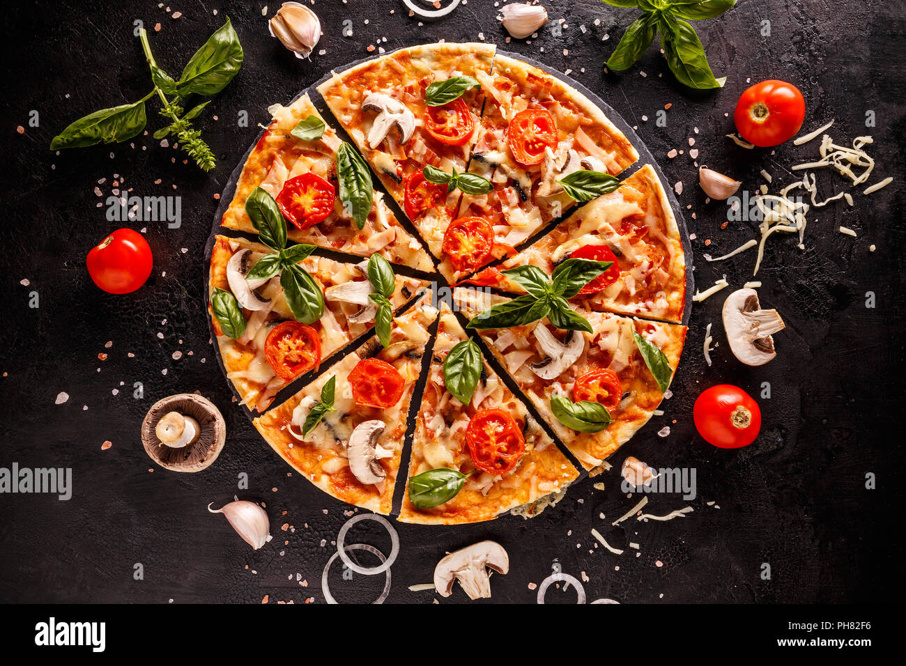 Ingrédients et épices pour la cuisine délicieuse pizza italienne Banque D'Images