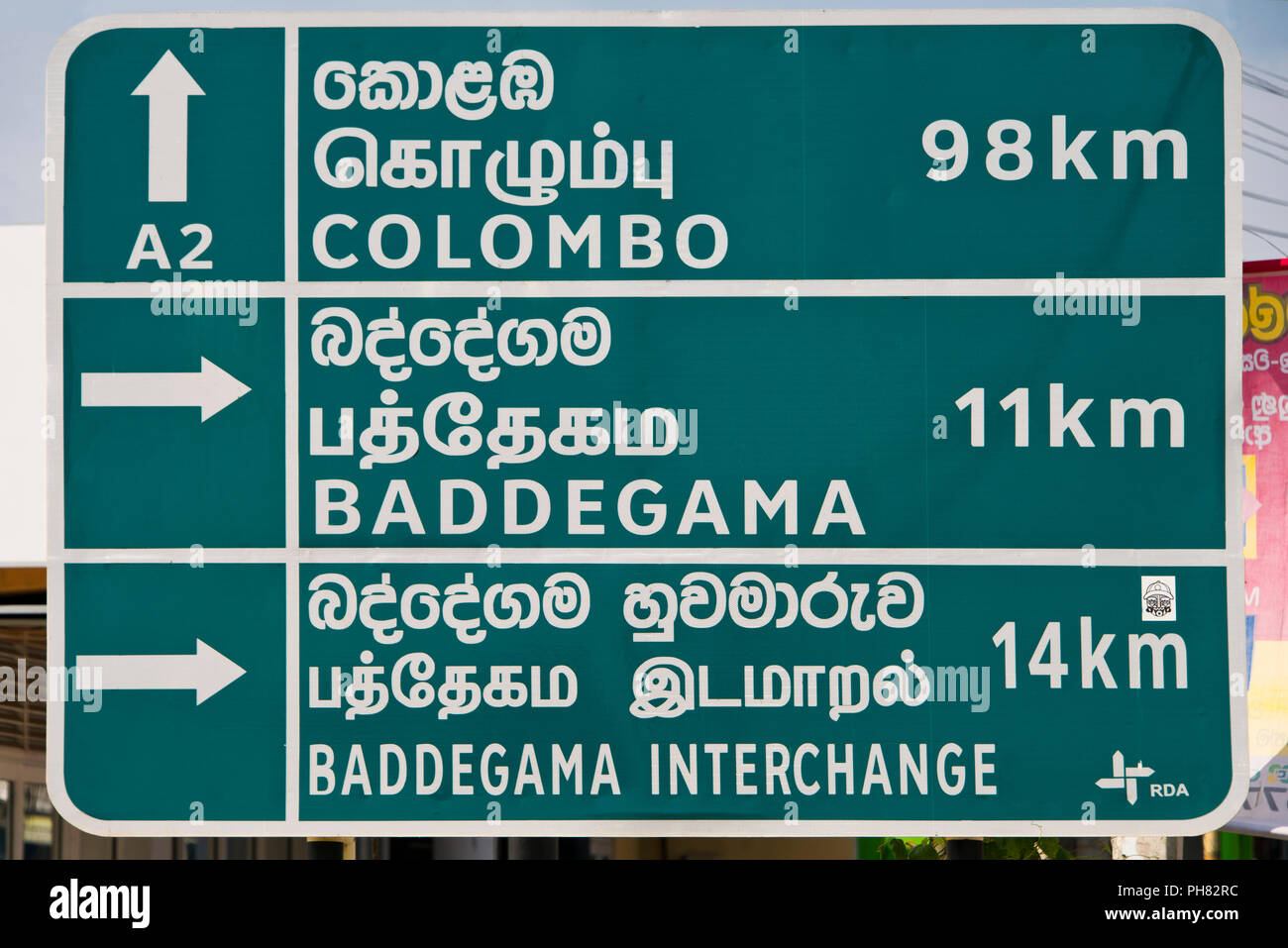 Close up of a horizontal roadsign multilingue au Sri Lanka. Banque D'Images