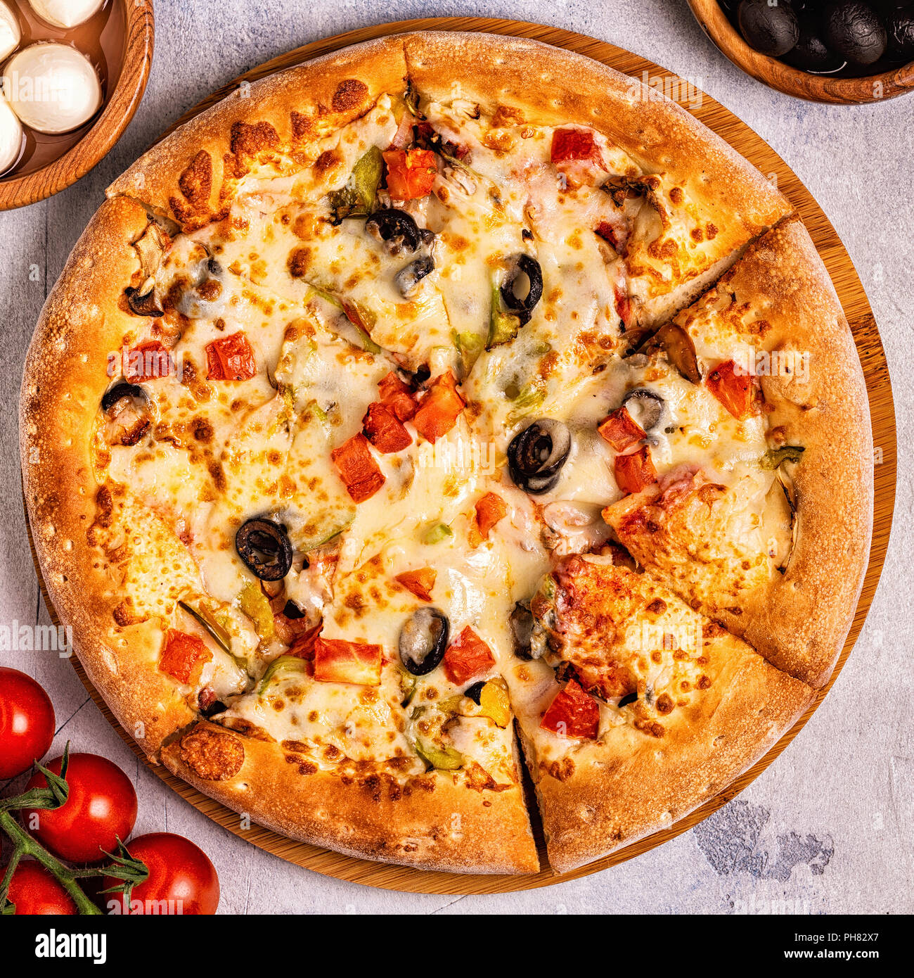 Pizza végétarienne avec champignons, légumes, fromage, vue du dessus Banque D'Images