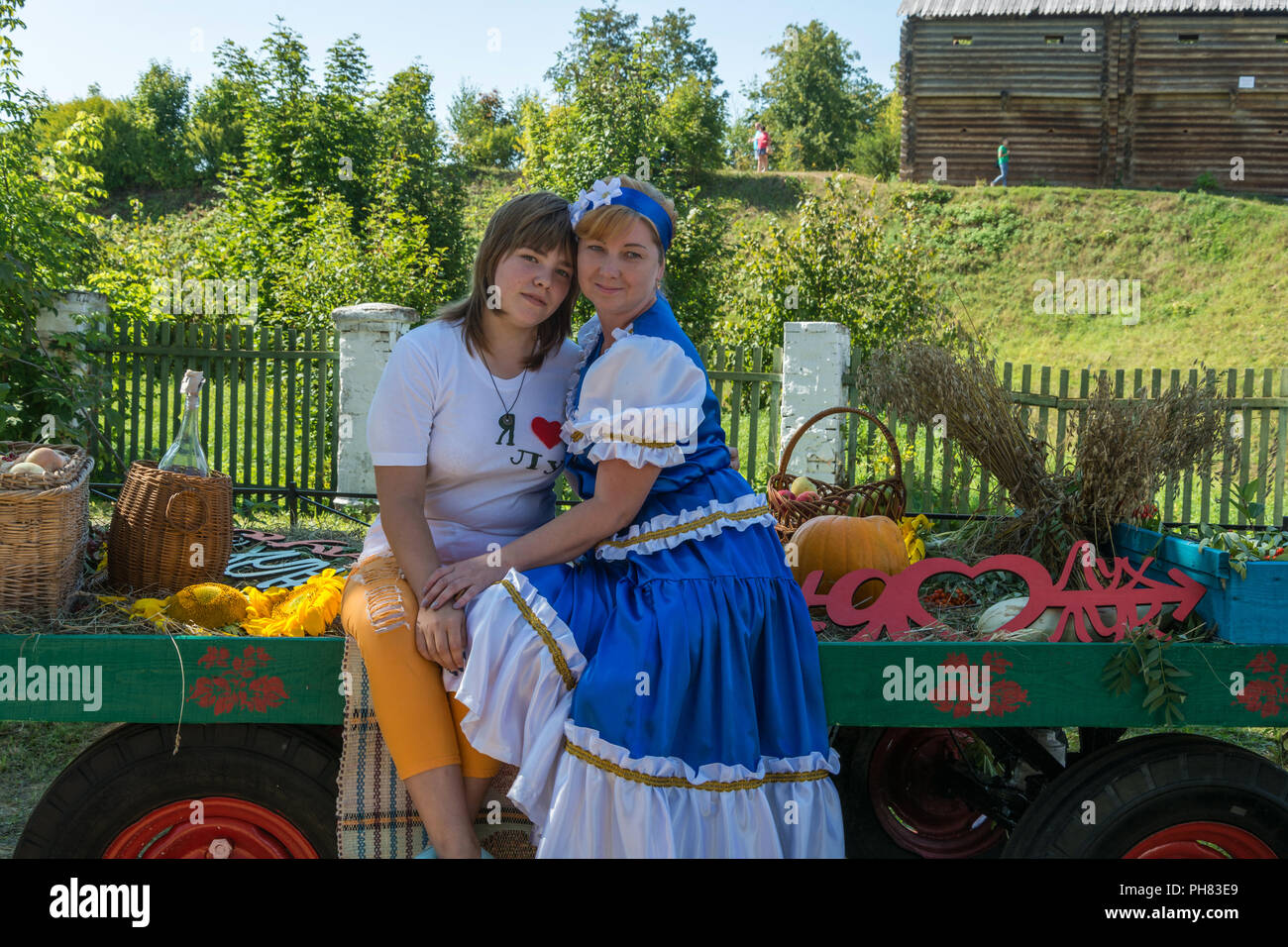 Luh, région d'Ivanovo, Russie - 08,25.2018 : Deux jeunes filles sont photographiés pour mémoire sur le festival régional-juste-luchok Luk 25 Août 2018 dans la ville o Banque D'Images