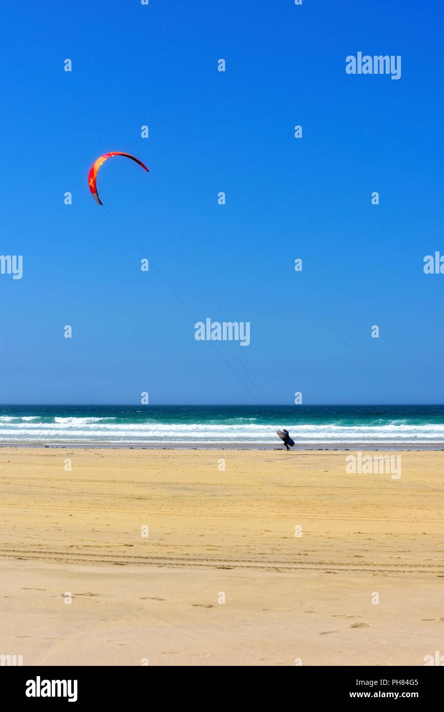 Le kite surf, kite surfer,Riviere Towans beach, Cornwall, Angleterre, Royaume-Uni Banque D'Images