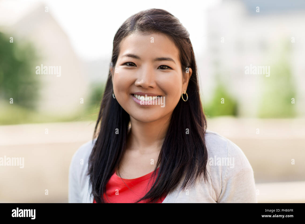 Portrait of smiling asian woman outdoors Banque D'Images