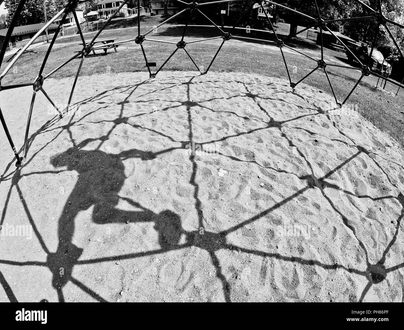 Ombre d'un enfant jouant dans un terrain de jeux pour enfants Banque D'Images