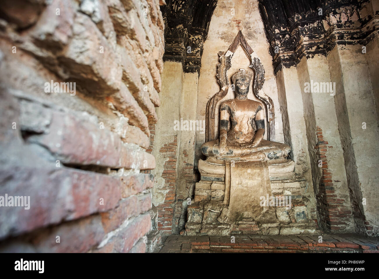 Ancienne statue de Bouddha dans le temple Chaiwatthanaram. Ayutthaya, Thaïlande. Banque D'Images