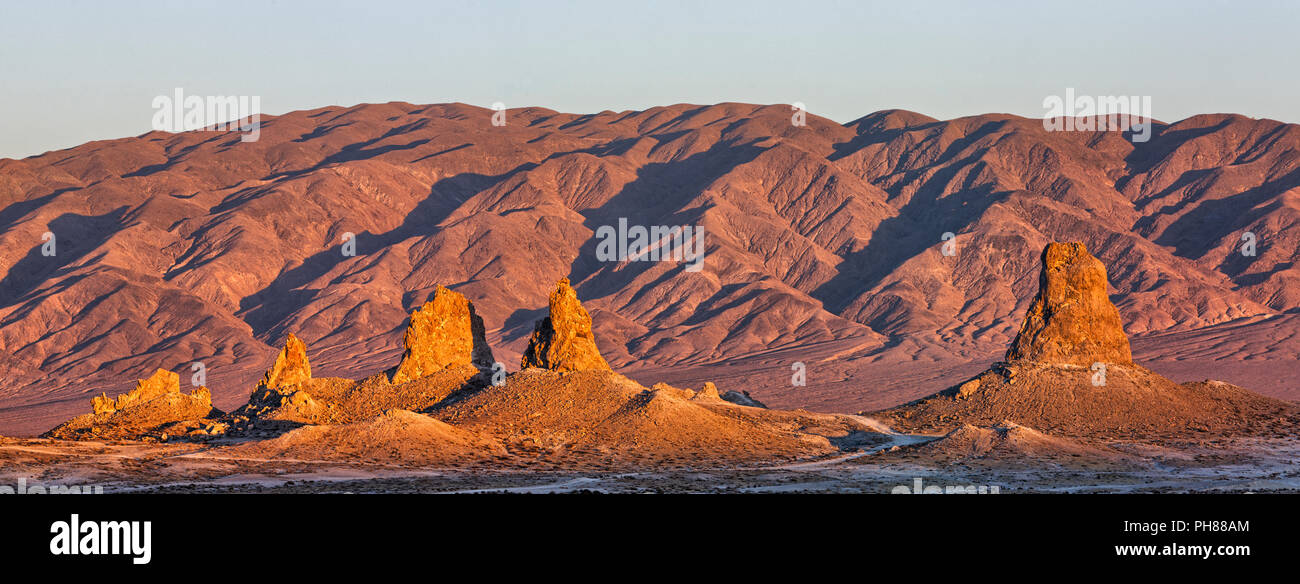 La belle Trona Pinnacles, proche de la vallée de la mort. Banque D'Images