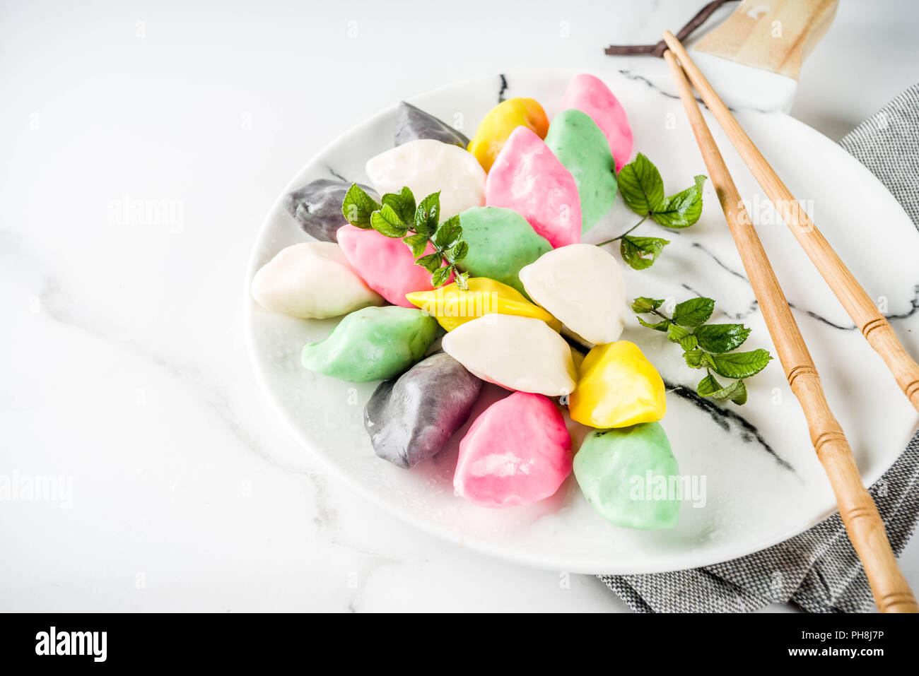 La Nourriture Traditionnelle Journee Chuseok Coreen En Forme De Demi Lune Gateau De Riz Songpyeon Blanc En Arriere Plan Copie Espace Vue De Dessus Photo Stock Alamy La Nourriture Traditionnelle Journee Chuseok Coreen En Forme De Demi Lune Gateau De Riz Songpyeon Blanc En Arriere Plan Copie Espace Vue De Dessus Photo Stock Alamy
