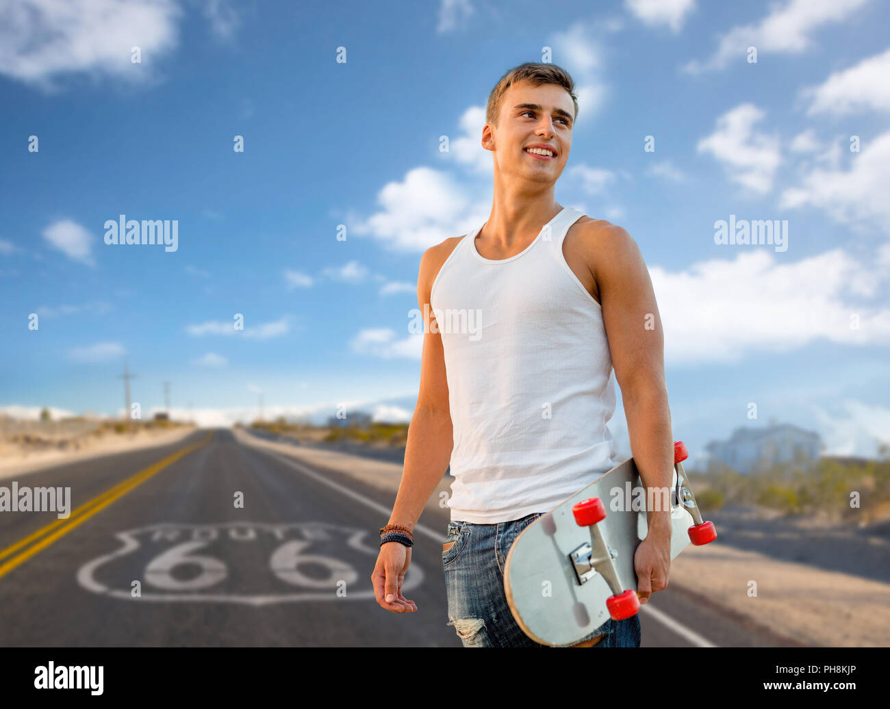 Man with skateboard sur nous historique route 66 Banque D'Images