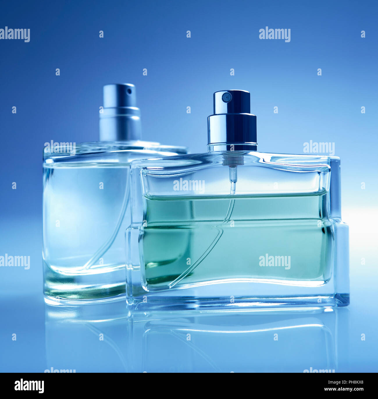 Se concentrer sur les deux flacons de parfum.Focus sur le premier plan général.bouteille cool ton bleu. Banque D'Images