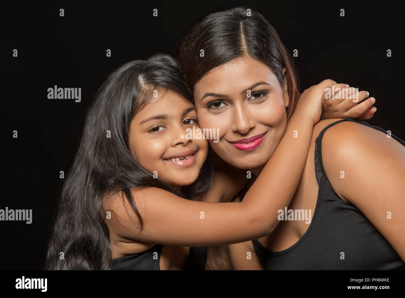 Portrait of smiling mother and daughter embracing Banque D'Images