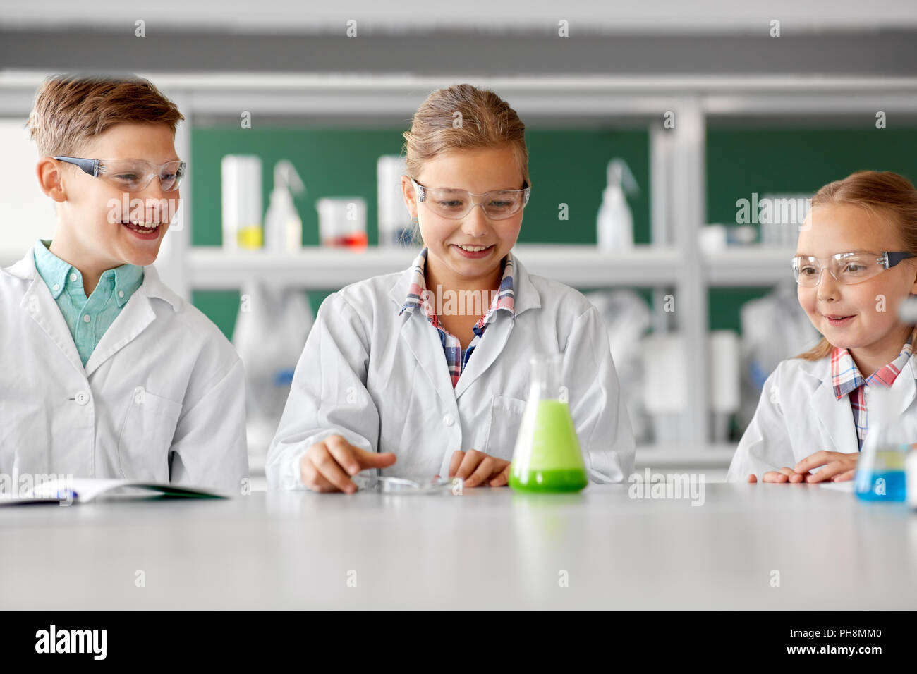 Les enfants avec tube à essai étudie la chimie à l'école Banque D'Images