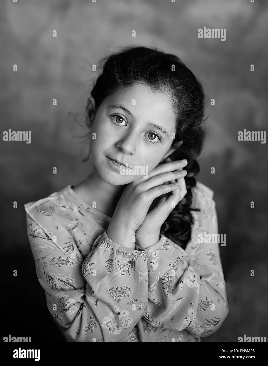 Portrait de petite fille en studio sur fond bleu. Banque D'Images