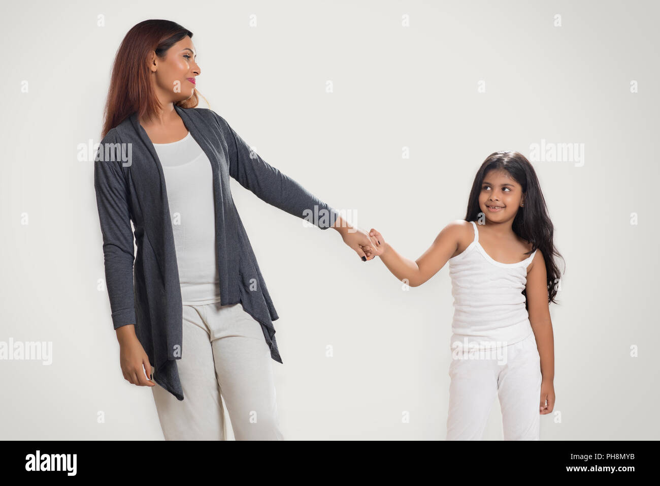 Smiling mother and daughter holding hands Banque D'Images