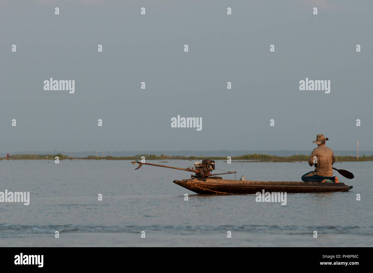 Tôt le matin - pêcheur - bateau à longue queue - Conte Noi - Patthalung - Thaïlande Banque D'Images
