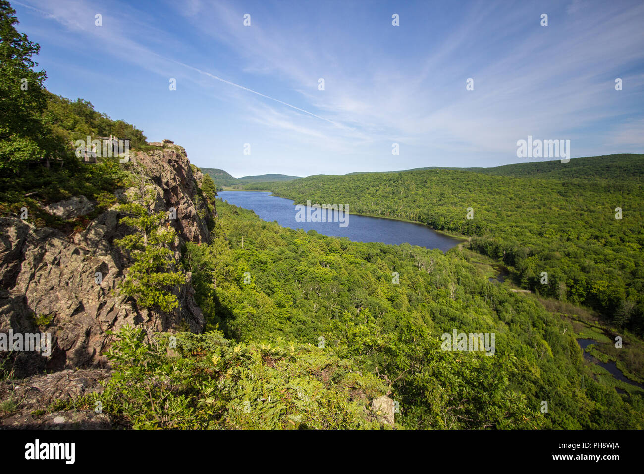 Le lac des nuages donnent sur. Magnifique Lac des nuages est l'élément central de la harde Mountains State Park dans le plus grand parc d'État du Michigan. Banque D'Images