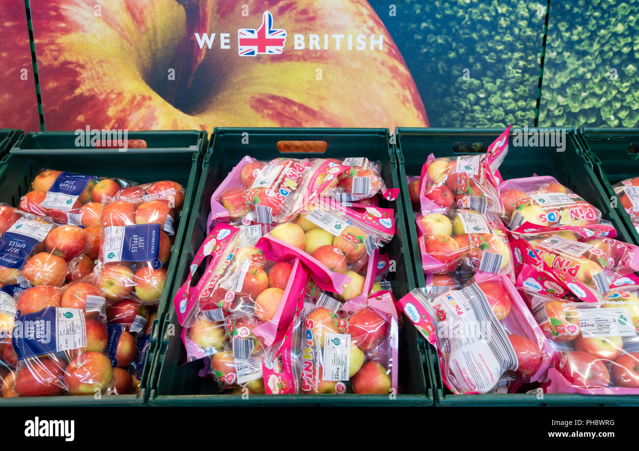 Pinkids Pommes dans des emballages en plastique en supermarché Aldi. UK Banque D'Images