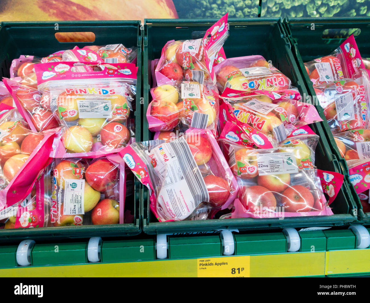 Pinkids Pommes dans des emballages en plastique en supermarché Aldi. UK Banque D'Images