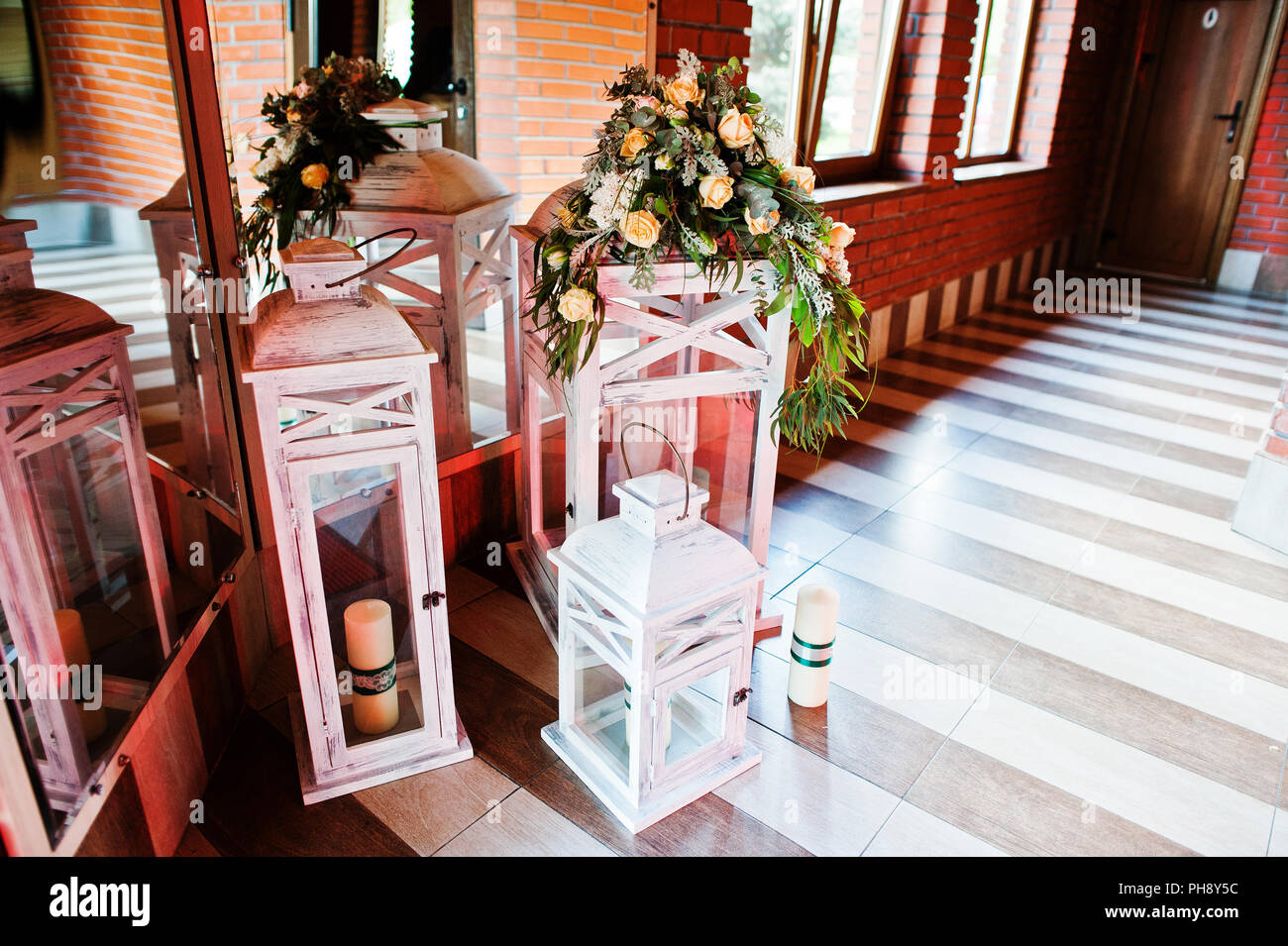 Décoration de réception de Mariage Élégance. Les chandeliers en bois vintage avec des bougies Banque D'Images