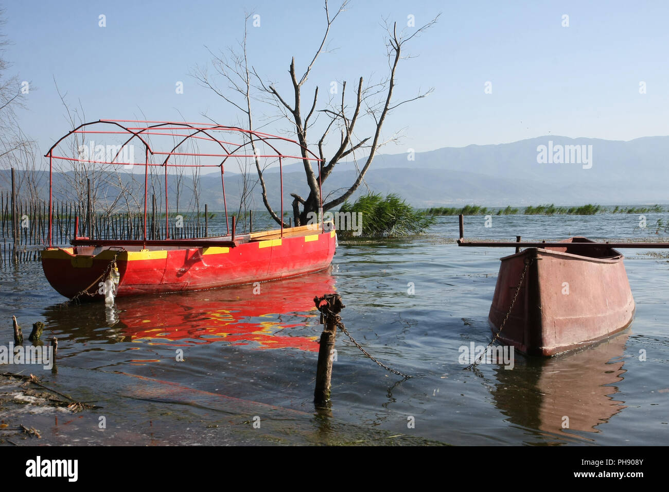 Deux vieux bateaux dans le lac Banque D'Images
