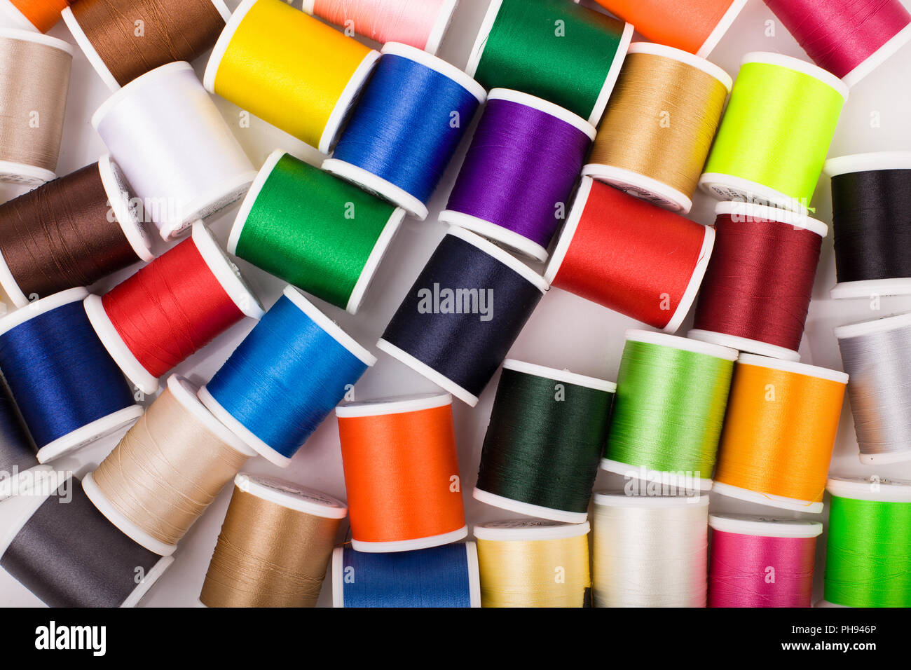 Ensemble de bobines de fil de couleur. Arrière-plan coloré avec du fil à coudre. Banque D'Images