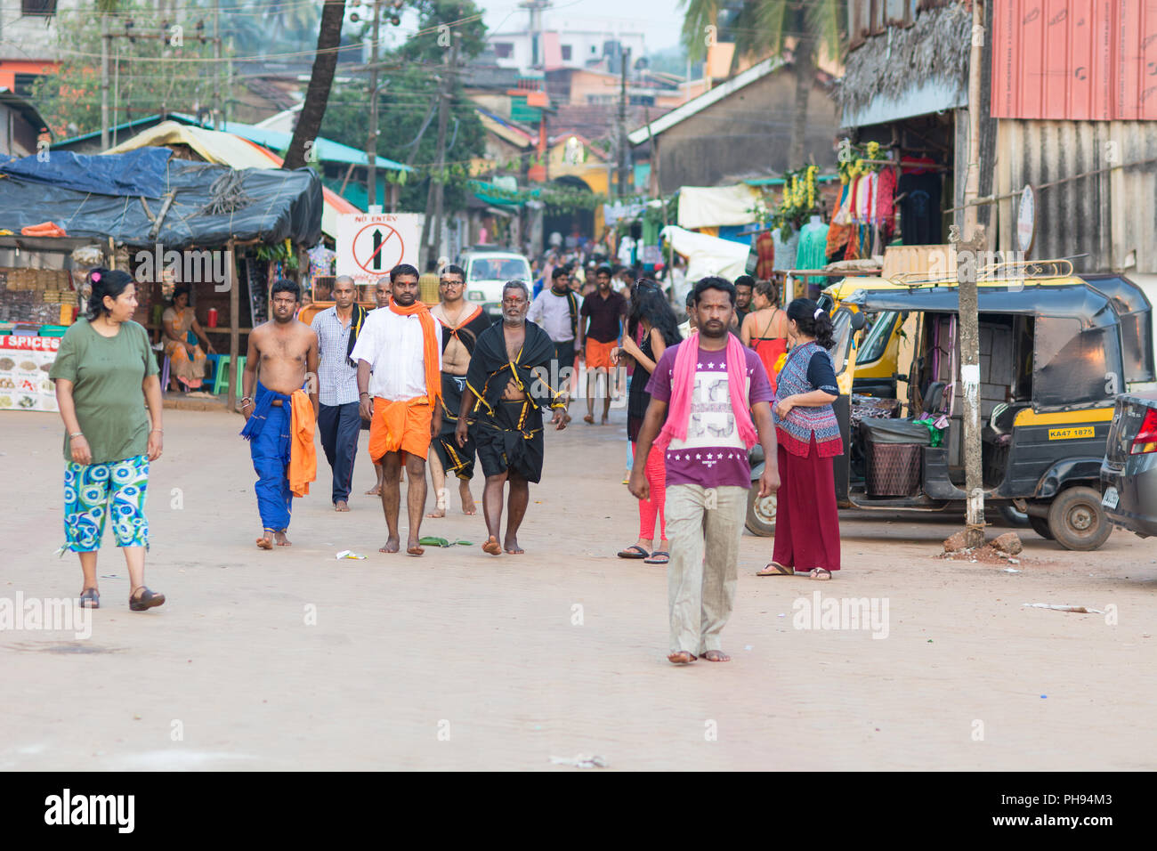 Le Gokarna, Inde - Juillet 8, 2018 - Les pèlerins de la circulation sur la situation typique de la rue indienne à Gokarna Banque D'Images