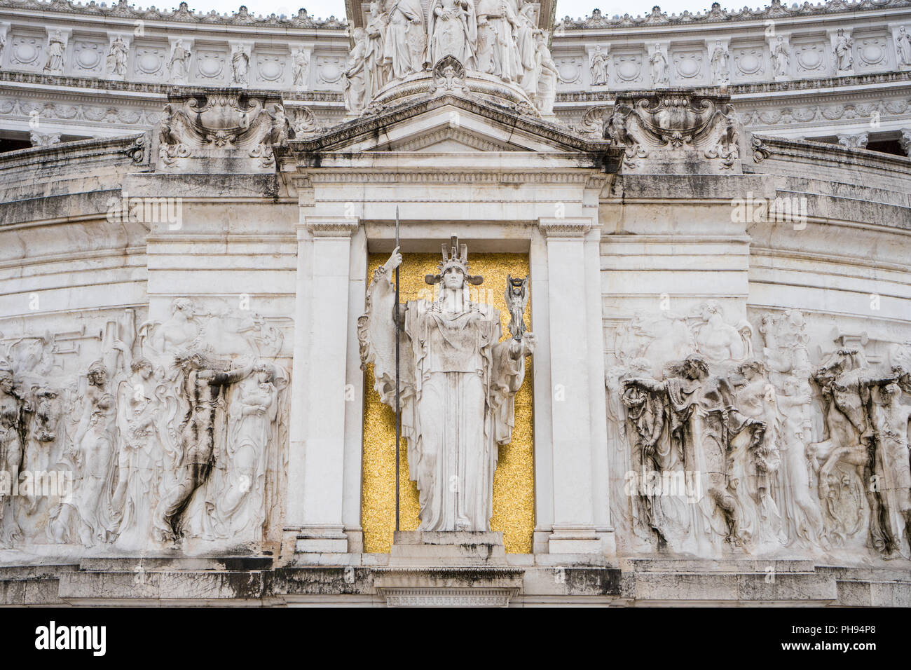 Déesse de Rome statue sur l'autel de la patrie ou Vittoriano, le monument à Rome construit pour Vittorio Emanuele II, le premier roi d'Italie Banque D'Images