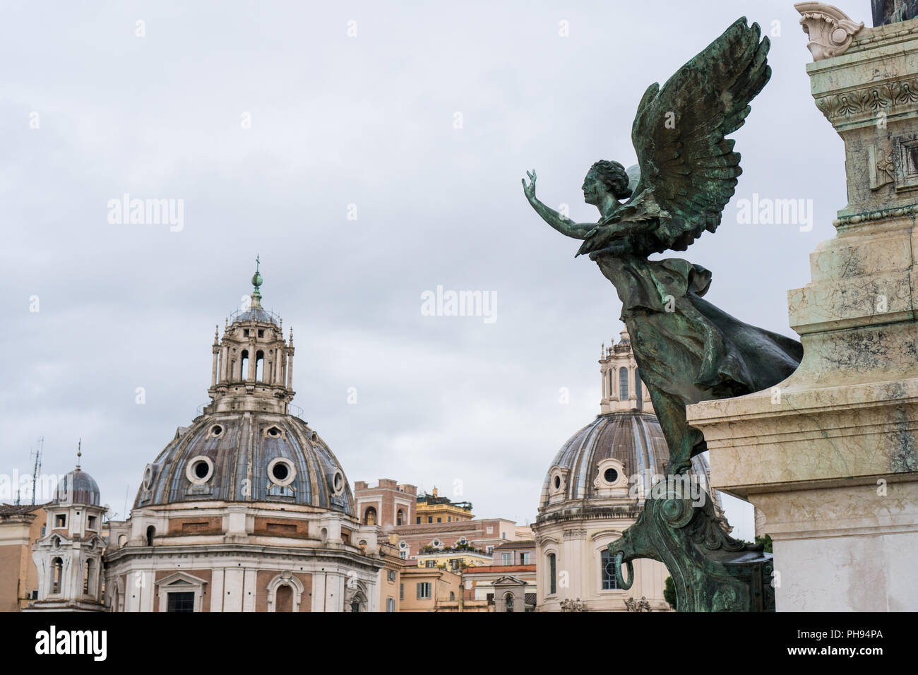 Colonne avec statue d'un ange sur monument Vittoriano à Rome, Italie Banque D'Images