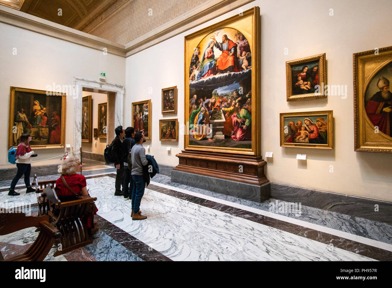 Cité du Vatican, Rome - Mars 07, 2018 : Visiteurs tableaux dans Pinacoteca galerie dans les musées du Vatican Banque D'Images