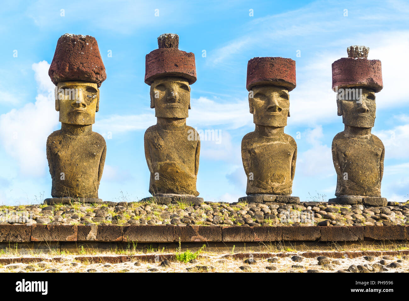 Moai avec houppe rouge hat Banque D'Images