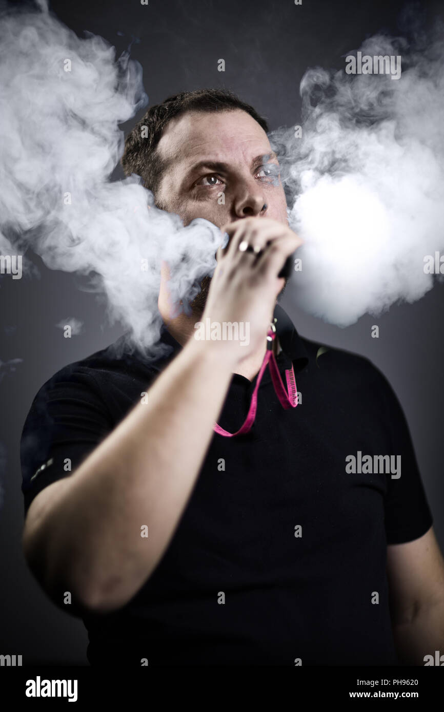 Vaping homme. Banque D'Images