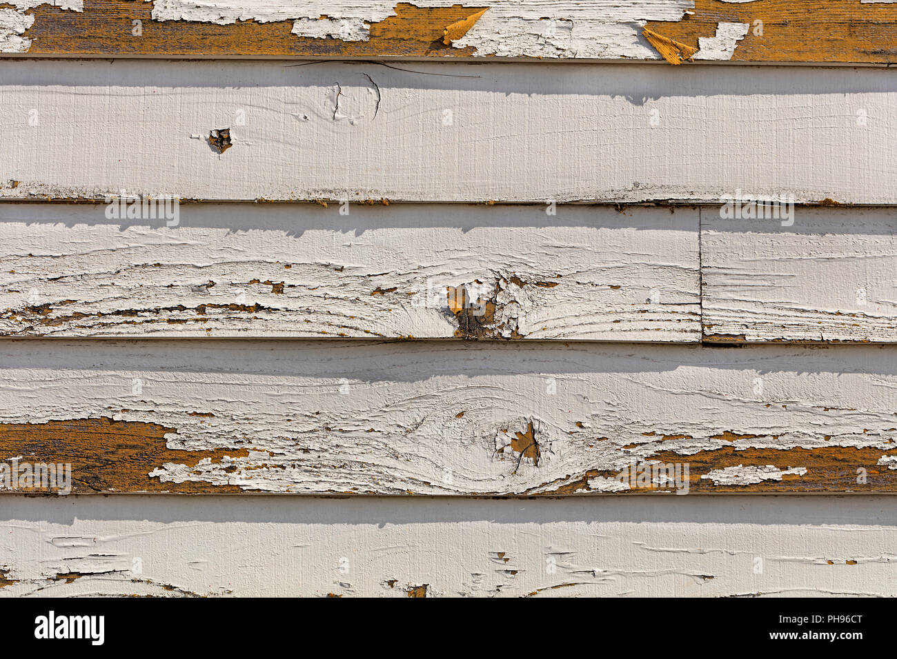 Vieille et la décoloration de la peinture écaillée Glissant pour Bois Banque D'Images