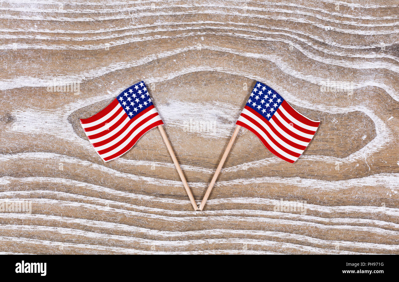 Petit USA Les drapeaux sur les planches de bois rustique blanc Banque D'Images