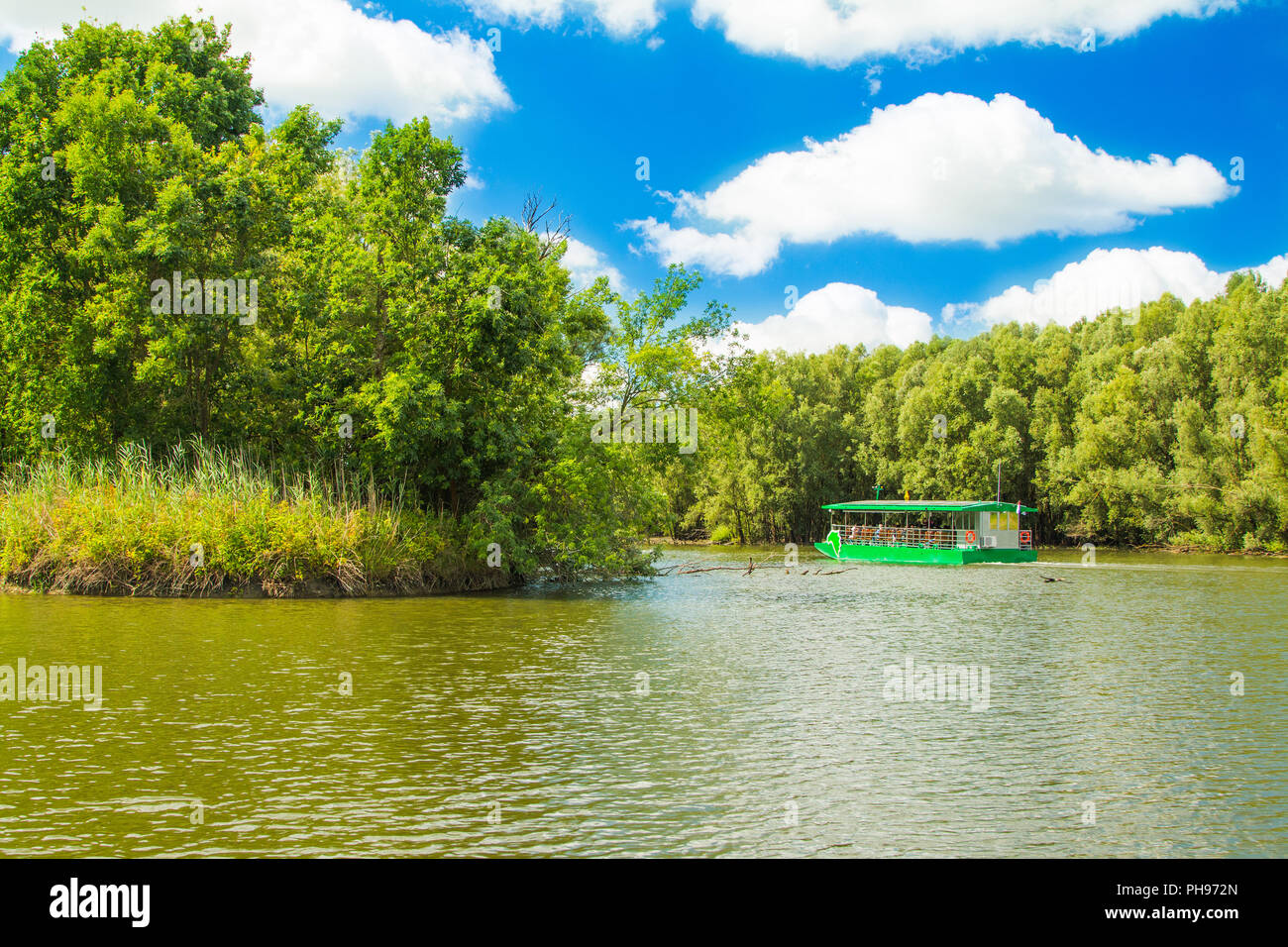 Magnifique lac et bateau de tourisme dans la nature park Kopacki rit en Slavonie, Croatie, célèbre destination touristique et d'oiseaux avec réservation gratuite Banque D'Images