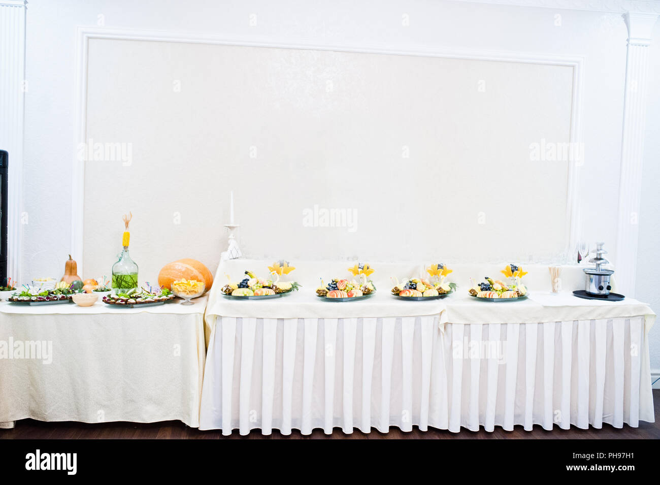 Réception de Mariage, table des fruits et des collations froides Banque D'Images