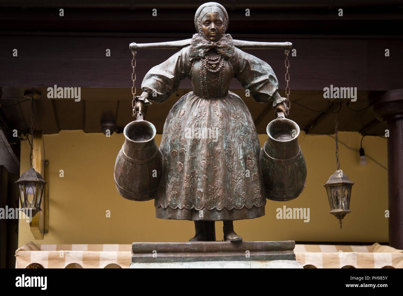 Bien Bamberka - Fontaine et petite sculpture de femme avec deux cruches d'eau. Place du Vieux Marché, Poznan, Pologne. Banque D'Images