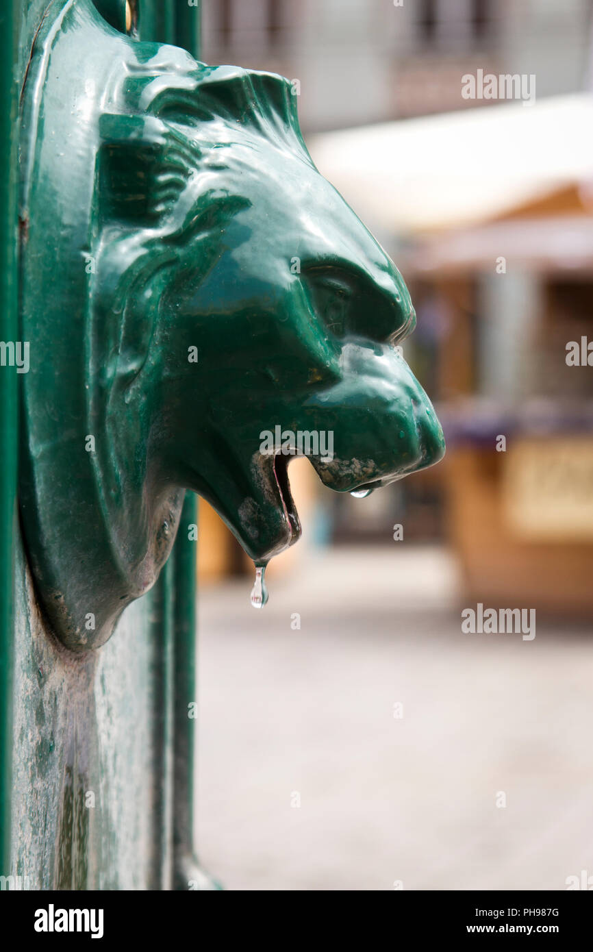 Pompe à eau antique en forme de tête de lion sur le vieux marché de Poznan Banque D'Images