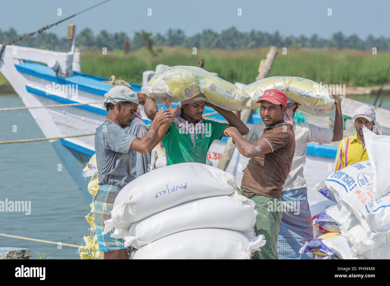 Mumbai, Inde - le 8 juillet 2018 - Les travailleurs indiens sacs de vidange avec du sable du navire au port pour une construction site Banque D'Images