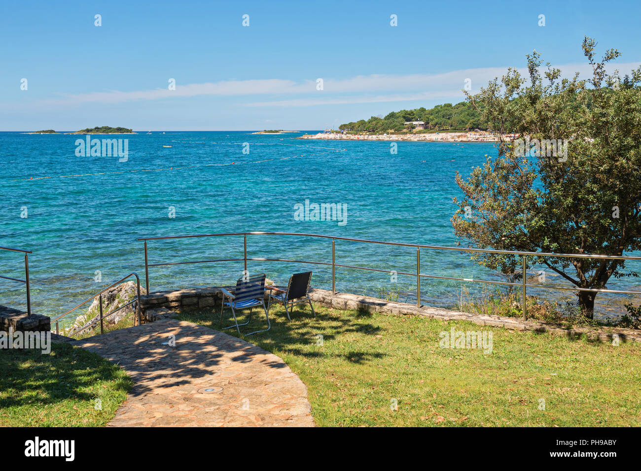 Plage rocheuse typique avec deux chaises en Istrie Banque D'Images