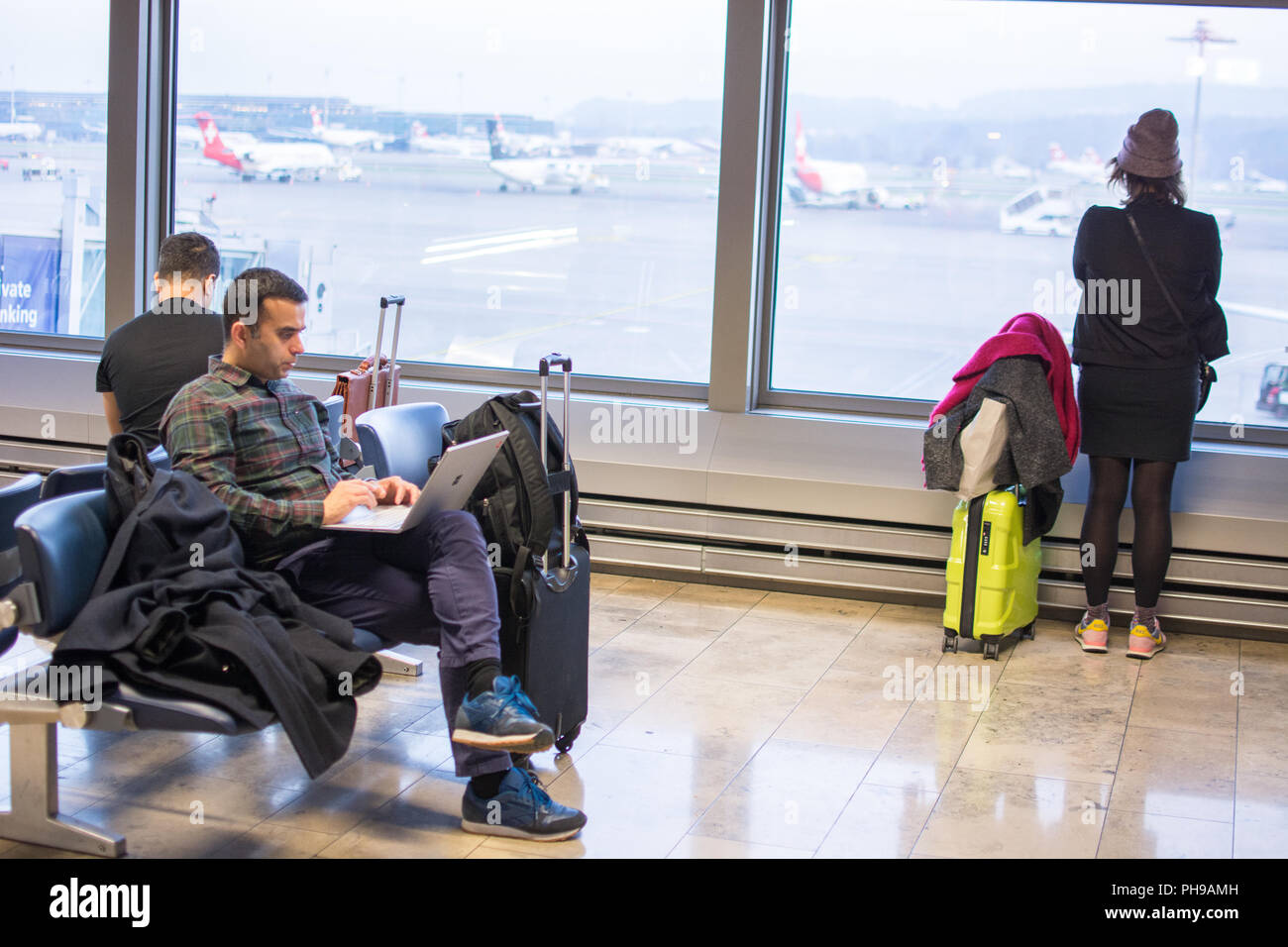 Munich, Allemagne - le 8 juillet 2018 - Les passagers qui attendent à l'aéroport en face de l'arrivée départ chambre à Munich Banque D'Images